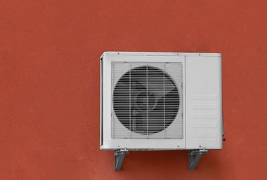 Luft til luft varmepumpe monteret på husmur